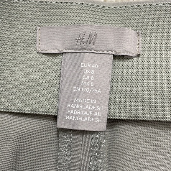NWT H&M ankle dress pants with elastic waist band and clasp front.  Size 8 - Picture 2 of 7
